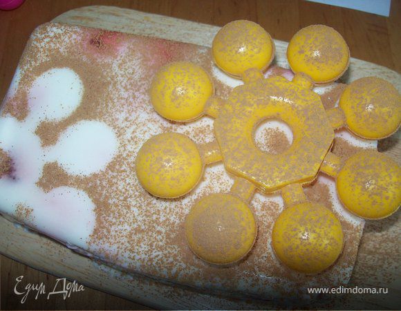 ...достать Panna cotta из контейнера (прорезать тонким ножем по краям контейнера) и присыпать корицей...для траварета я использовала деталь детской пирамидки