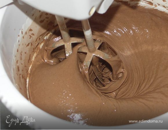 Добавить растопленный и остывший шоколад со сливками.