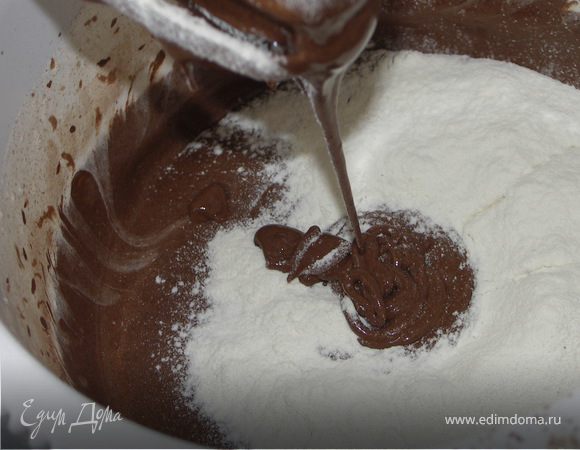 Всеять муку..несколько оборотов миксером...