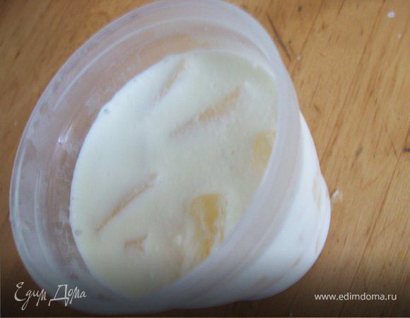 БОНУС...у меня осталась заливка..ну не выкидывать же и я добавила к ней консервированные ананасы