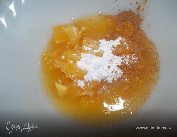 готовую Panna cotta достать из контейнера (прорезать тонким ножем по краям контейнера) поставить на тарелку и полить соусом (апельсин нарезать кусочками, добавить сахарную пудру и корицу)