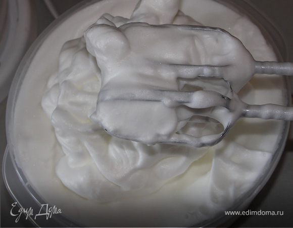 Взбиваем белки с чайной ложкой лимонного сока до устойчивой пышности.