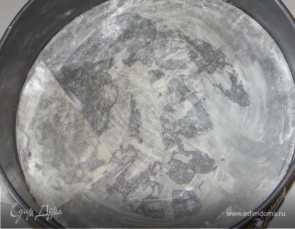 У нас заранее подготовлена форма(28см)выстланная бумагой и смазанная маслом.