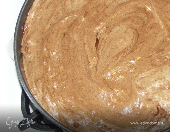 Выкладываем тесто в форму и выпекаем в предварительно разогретой до 180С духовке около 30мин.Готовность проверить зубочисткой.