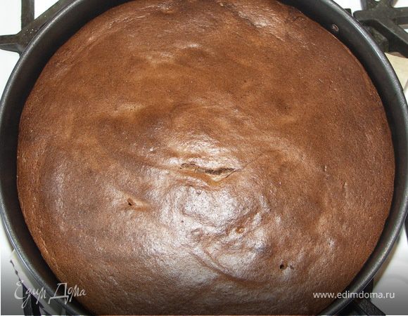 Готовый корж полностью остудить.