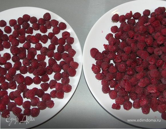 Ягоды перебрать,отложив самые красивые для украшения.