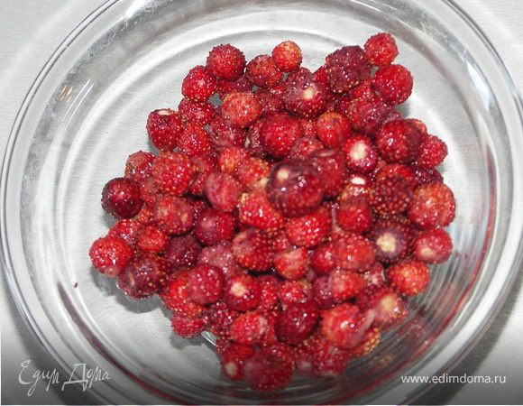 Земляники у меня был один стакан..не особенно красивая,но вкусная:))Отправим её внутрь торта всю.