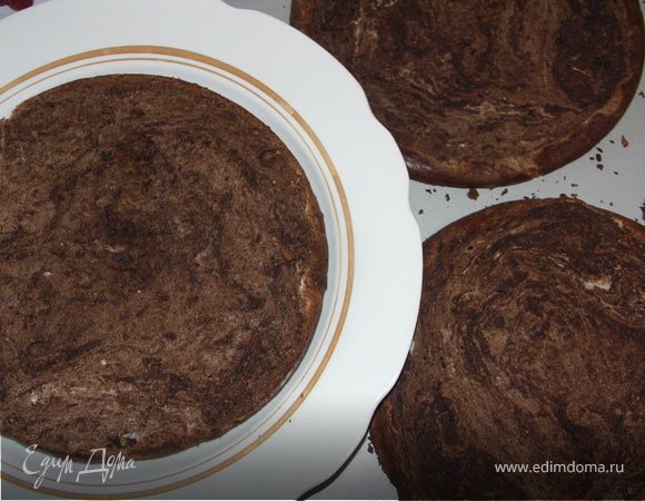 Остывший корж разрезаем длинным острым ножом на три части.