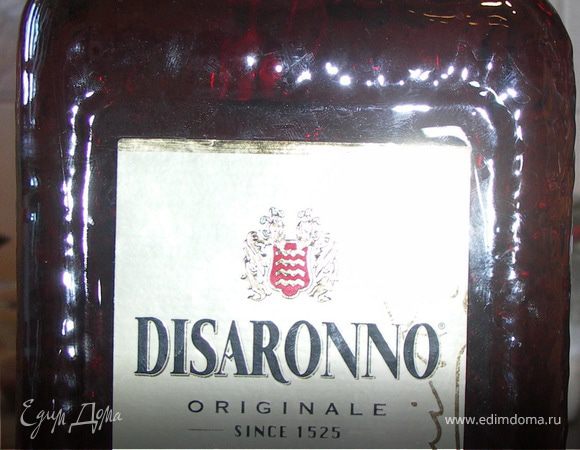 Коржи пропитываем миндальным ликёром...