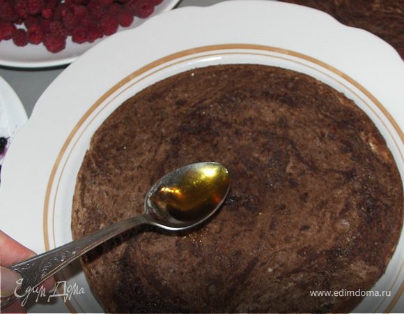 Аккуратно и постепенно поливаем из ложки.Возможно не очень равномерно получится,это не страшно.Нижний и верхний слой пропитываем с одной стороны.Внутренний с двух сторон.