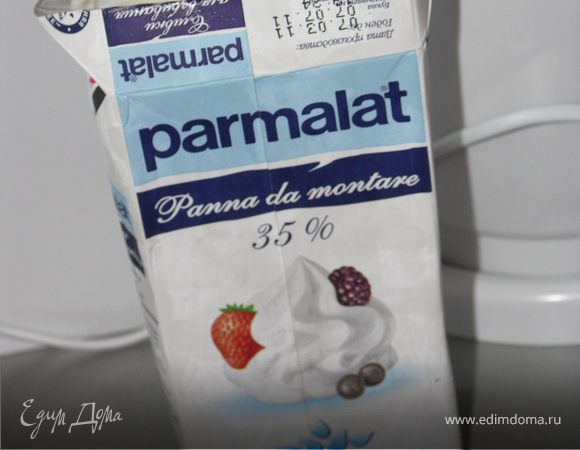 Охлаждённые сливки соединяем с сахарной пудрой..