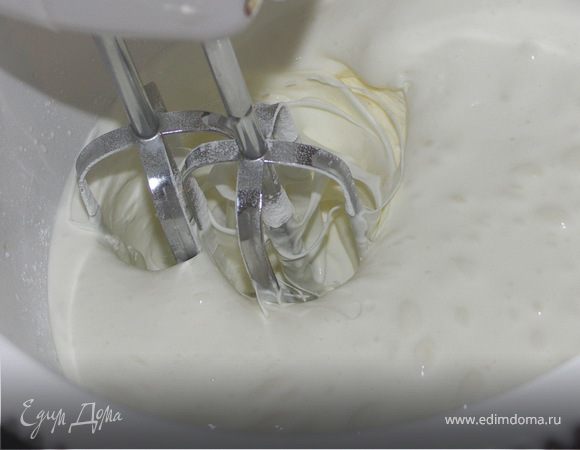 Взбиваем сливки до загустения..изо всех сил стараясь не перебить их;)