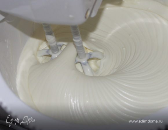 Добавляем размягчившийся при комнатной Т маскарпоне.Ещё несколько секунд на небольших оборотах перемешиваем сливки сыр.