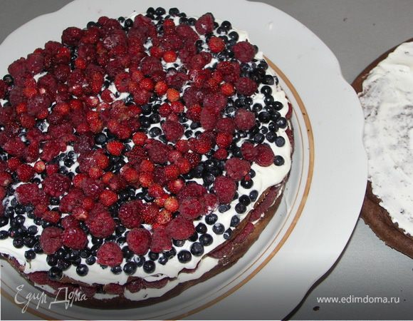 Второй корж тоже смазываем кремом не очень густо.Кремовой стороной накрываем ягоды.Повторяем всё с начала.Густо крем..ягоды..на третий корж не густо крем..