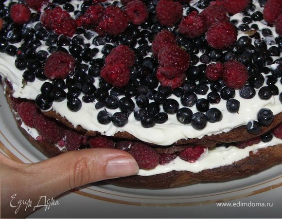 Кое где с краю могут образоваться промежутки не заполненные ягодками..исправляем это подсовывая где надо ягодки и стараясь добиться некой ровности и симметрии торта;)