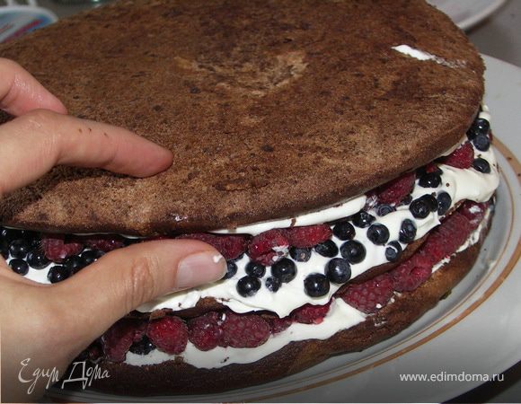 Накрываем третьим смазанным коржиком второй.Опять кое где ягодки.. 