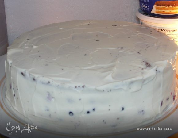 Обмазываем остатками крема и аккуратно прямым и длинным ножом разравниваем крем со всех сторон стараясь не зацепить ягоды и коржи.А теперь в холод на часик.