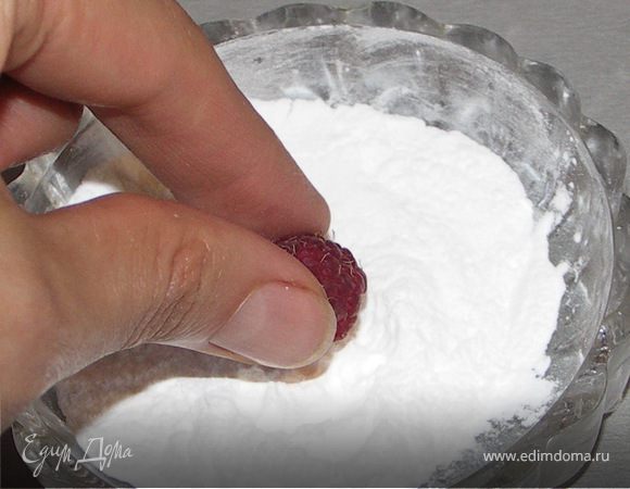 Дальше выкладываем ягодки на крем.Если Вы хотите подстраховаться,то можно предварительно низ ягодки опускать в крахмал...