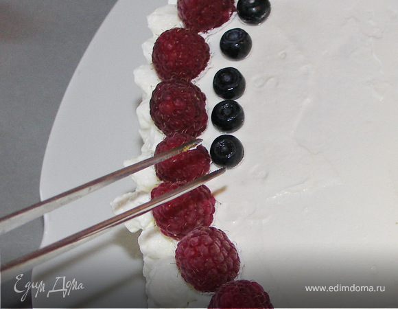 Ну а чернику и бусинки можно водрузить на торт при помощи пинцета.Стараемся украшать быстро чтобы сливки не растаяли.Я использовала для украшения готовую(купленную в магазине)фигурку ангелочка и свадебную открытку.