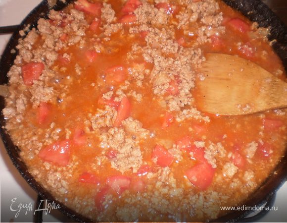 Измельченные лук и чеснок обжариваем на масле, добавляем мелко порубленное мясо, тушим 10 мин. Вливаем белое вино, готовим мясо, пока не выпарится жидкость(постоянно помешиваем). Добавляем очищенные от семян и кожицы нарезанные помидоры. Тушим 30 мин. В конце солим и приправляем.