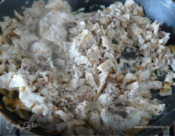 грибы:
вешенки нарезать и залить кипятком на 30 мин. затем жарить в масле с луком до румяности. залить сметаной и тушить еще 20мин. 
