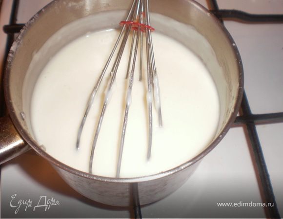 Для соуса растопить сливочное масло, в котором пассеруем муку. Небольшими порциями добавляем молоко, солим. Варим на среднем огне, пока соус не загустеет.