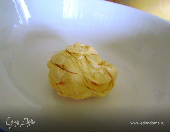 Для теста нужно в просеянную муку вбить куриное яйцо, добавить соль, растопить сливочное масло, влить в муку и перемешать. Затем добавлять воду и замешивать тесто! Готовое тесто убрать в холодильник минимум на 30 минут. У меня на картинке тесто из морозильника (оставалось от предыдущего пирога).