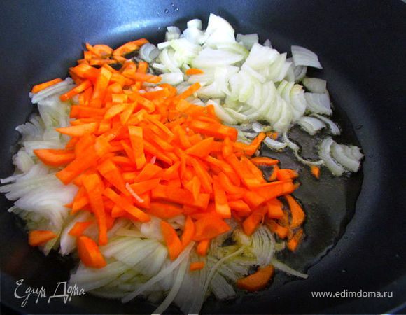 Займемся начинкой. Лук нарежем полукольцами, морковку соломкой и обжарим все на оливковом масле.