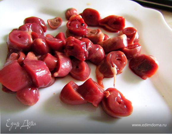 Куриные сердечки порежем колечками.