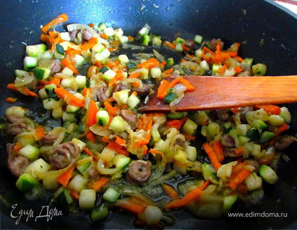 Добавим куриные сердечки к луку и моркови и потушим под крышкой минут 7, потом добавим кабачок, порезанный кубиком и еще минуты 3 потушим. Добавим соль по вкусу.