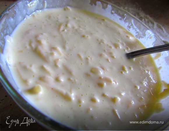 Приготовим заливку для нашего пирога. Немного взобьем 2 яйца с солью, сыр натрем на крупную терку и добавим к яйцам. Затем добавим сметану, майонез и немного приправ (ваших любимых), я добавила орегано. Все хорошо перемешаем. Добавить измелченный чеснок! Начинка готова!