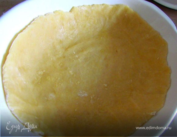 Охлажденное тесто раскатаем по размеру больше чем наша форма и аккуратно уложим в форму, хорошо прижимая и формируя бортики. 