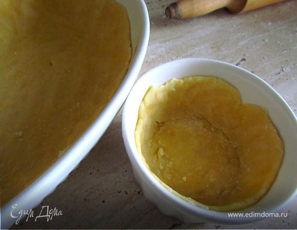 Я делала в одной большой форме и одной маленькой (малыш или персональный пирог) :)))