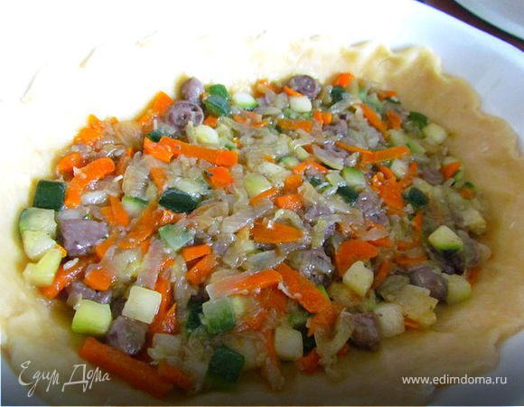 Затем на тесто выкладываем нашу начинку.