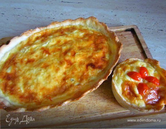 Выпекаем в заранее разогретой до 200С духовке 20 минут! Персональный пирожок предназначался моей подруге и я его украсила помидорчиком чери!