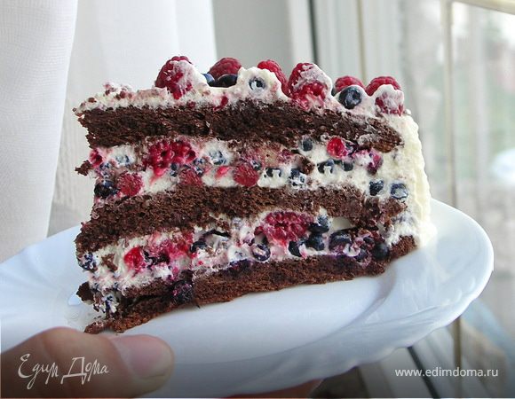 Мне с большим трудом удалось уговорить одного из гостей попозировать с тарелочкой возле окна,чтобы показать Вам торт в разрезе...Только пообещав ему танец я добилась терпеливого ожидания..и послушного верчения тарелочки с тортом перед окошком где уже село солнце и никак не хотел получатся хороший кадр;)