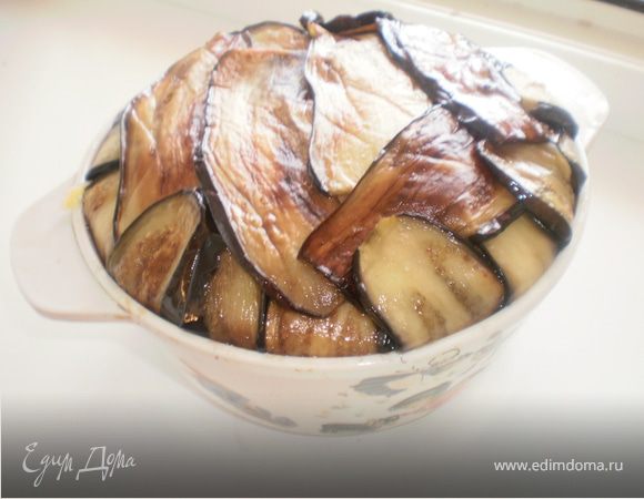 Запекаем в духовке 30 мин. при температуре 180°С. Достаем из формы и режем когда хорошо остынет, есть вероятность, что теплый мусакас может немного поплыть. 