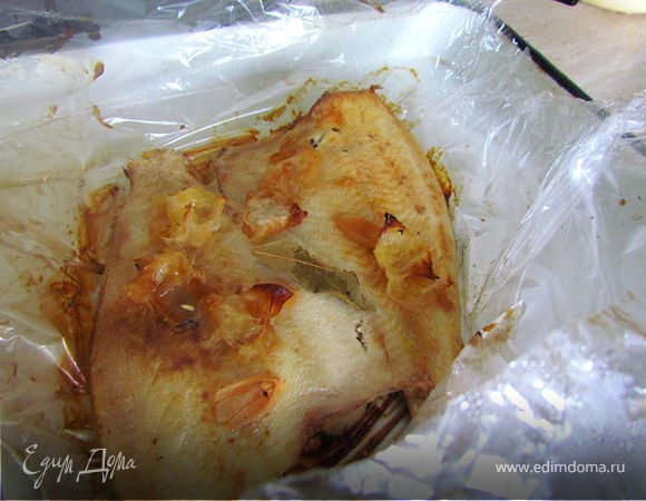 Уложить рыбу в рукав для запекания, положить на нее остатки лимона, лавровый лист и закрыть рукав. Сделать в нем маленькую дырочку вилкой или ножом, чтобы выходил пар.
Запекать при 200С минут 10-15.
Подавайте с вашим любимым овощным салатом, у меня по расписанию была капуста :)) Очень вкусно и здорОво!