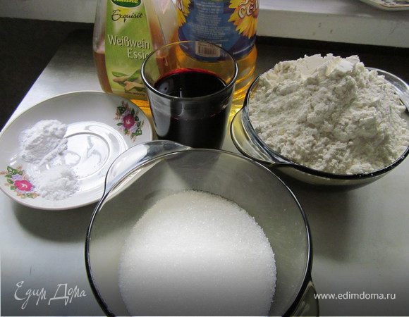 Взбить миксером сок, сахар,масло. Продолжая взбивать, добавить винный уксус.
Уменьшив скорость, добавить муку с солью.К соде добавить 2 ст.л. воды, хорошо перемешать.
Вылить в тесто.
Тесто сразу начнет увеличиваться в размере.