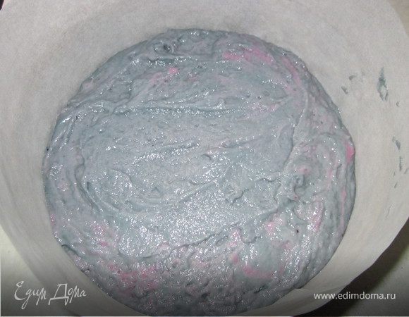 Вылить тесто в  форму, застеленную пекарской бумагой.