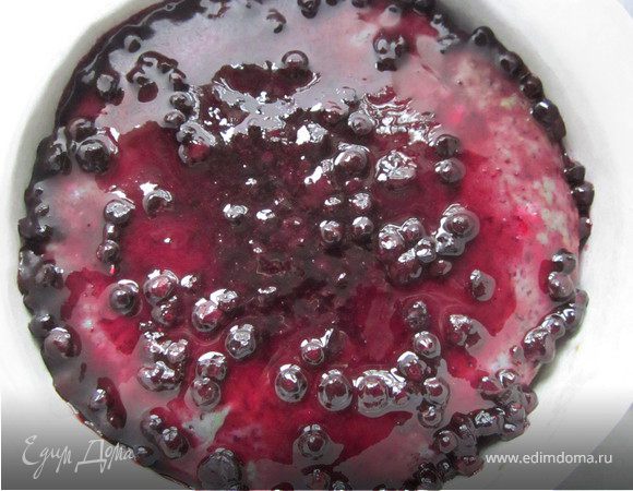 Пока бисквит выпекается делаем сироп. К размороженной чернике добавить 200мг. воды (или сока) и добавить желатин (предварительно приготовленный). Убрать в холодильник.
Остывший бисквит разрезаем пополам. Кладем половину бисквита обратно в разъемную форму, пропитываем половиной сиропа с ягодами (он должен уже начать густеть). Накрываем второй половиной и выливаем оставшийся сироп. Ставим в холодильник до полного застывания желе.  