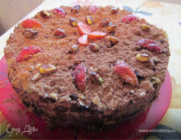 Когда желе на торте застынет, вынимаем из холодильника и начинаем украшать. Миндаль очистить, поджарить на сухой сковородке и смолоть в блендере. Покрыть миндальной крошкой торт. Я ещё покрыла верх и бока какао. Украсьте по вашему желанию.