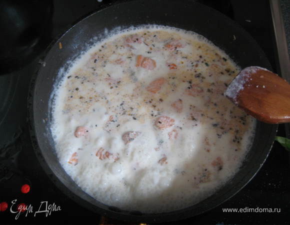 Когда лосось хорошо прожарился,солим,перчим и посыпаем его травами,затем выливаем в сковородку сливки и на медленном огне тушим до той консистенции,которая вам больше нравится,я лично люблю,когда соус жидкий и его много,поэтому тушу совсем не долго.В горячий соус выдавливаем сок лайма.