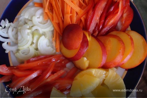 Подготовить ингредиенты: порезать овощи соломкой, кольца ананаса на 4 части, нектарин большими дольками или кружками. Отварить рис.