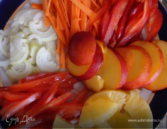 Подготовить ингредиенты: порезать овощи соломкой, кольца ананаса на 4 части, нектарин большими дольками или кружками.
Отварить рис.