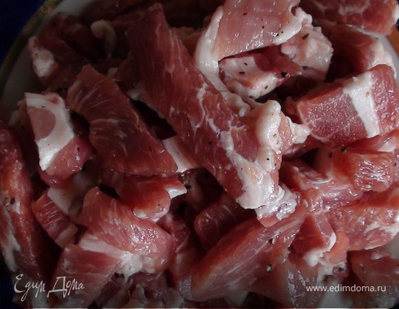 Мясо порезать соломкой, посолить, поперчить (немного). 
