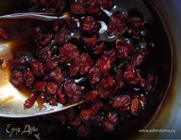 Подготовить соус: смешать устричный соус, имбирь, мёд, чеснок, барбарис.