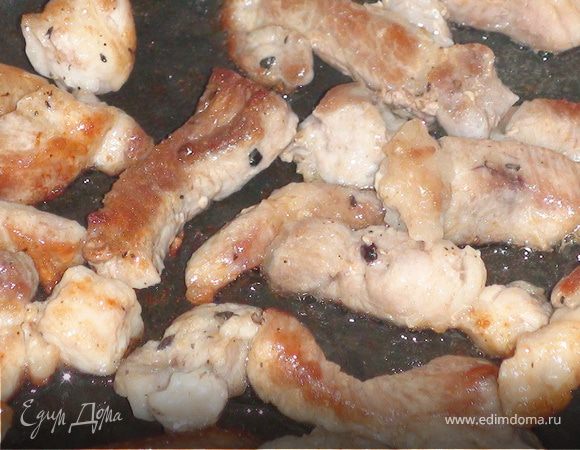 Разогреть сковороду (максимально), обжарить мясо на оливковом масле.