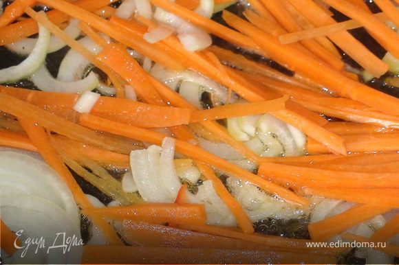 Мясо переложить в тарелку. В сковороду налить оливкового масла и обжарить лук и морковь (2-3 мин.)