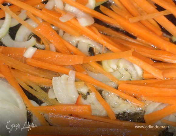 Мясо переложить в тарелку. В сковороду налить оливкового масла и обжарить лук и морковь (2-3 мин.)